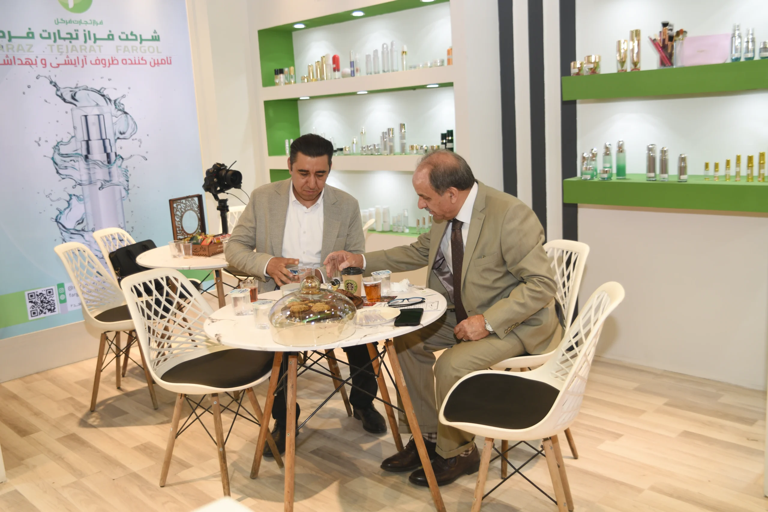 جلسه تجاری و مشاوره خرید عمده ظروف آرایشی در غرفه فرگل تجارت