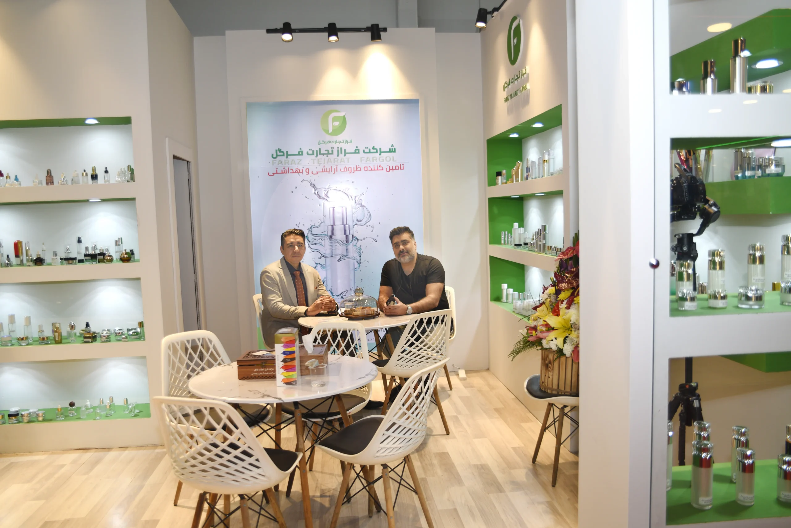 عکس یادگاری مدیریت و پرسنل فرگل تجارت در پایان نمایشگاه